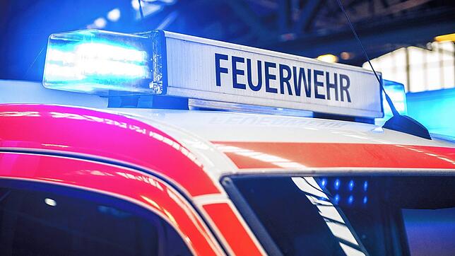Blaulicht auf dem Dach eines Feuerwehrfahrzeugs.