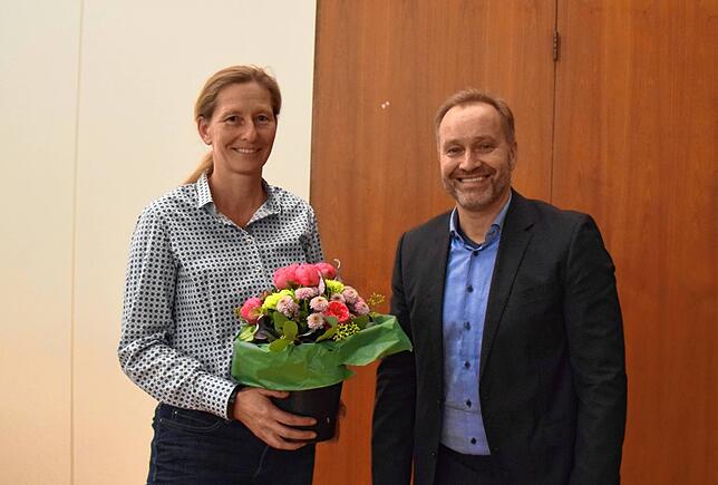 Bürgermeisterstellvertreterin Sonja Hildebrand erhält Dank und ein Geschenk von Bürgermeister Matthias Weckbach.