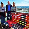 Der Verein &bdquo;Frauen helfen Frauen in Not&ldquo; hat am Hafen von Gaienhofen &bdquo;die rote Bank&ldquo; aufgestellt. Im Bild: Marie ...