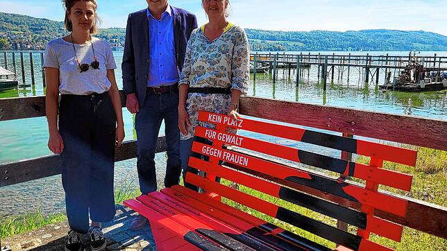 Der Verein &bdquo;Frauen helfen Frauen in Not&ldquo; hat am Hafen von Gaienhofen &bdquo;die rote Bank&ldquo; aufgestellt. Im Bild: Marie ...