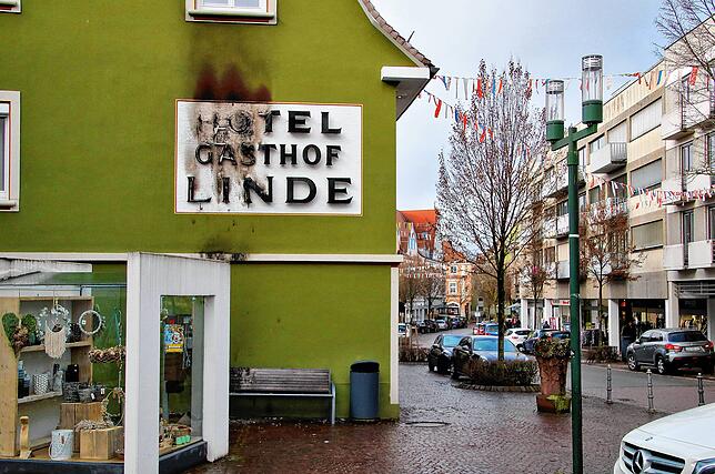 Am Morgen nach dem Brand wird der Schaden sichtbar. Der bekannte Schriftzug am Hotel Linde in der Donaueschinger Karlstraße weist am ...