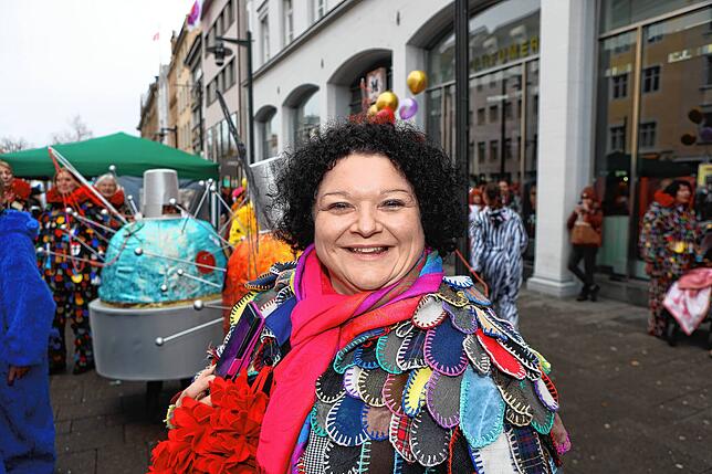 Bild 14: Schmotziger Dunschtig 2024: Die Marktstätte ist komplett in Narrenhand!