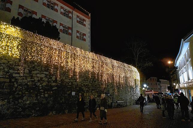 In weihnachtlicher Pracht präsentiert sich derzeit die Tiengener Schlossmauer.