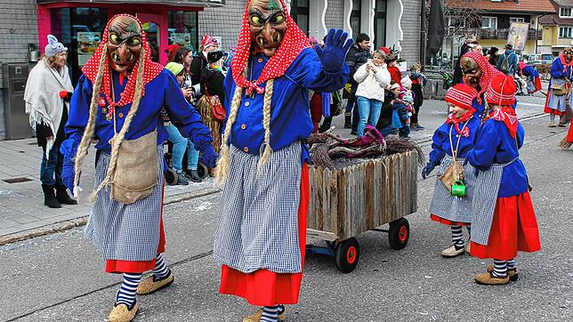 Die Geisterbäumlehexen mit ihren schaurigen Masken. Bild: Cornelia Liebwein