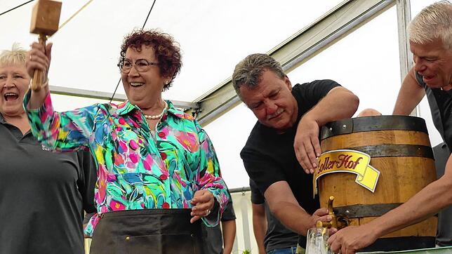 Es läuft: Gerlinde Kretschmann hat in Vilsingen das erste Mal in ihrem Leben ein Fass angezapft. Vorher holte sich noch Tipps von ihrem ...