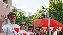 Die vielfältigen Motive der Aufsitzrasenmäher ziehen beim Watterdinger Dorffest die Blicke auf sich. Und auch die Stimmung auf den ...