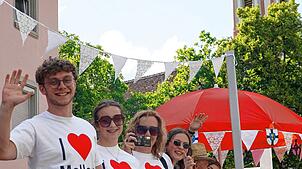 Die vielfältigen Motive der Aufsitzrasenmäher ziehen beim Watterdinger Dorffest die Blicke auf sich. Und auch die Stimmung auf den ...