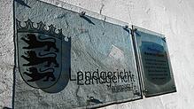 Zwei Männer müssen sich wegen eines Überfalls in Friedrichshafen derzeit am Landgericht Ravensburg verantworten. (Archivbild)