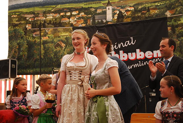 Die Erzinger Weinprinzessin Mara Stoll (links im Bild, neben der Bodenseeweinprinzessin Pia Weber) amtiert nur noch bis Samstag, ...