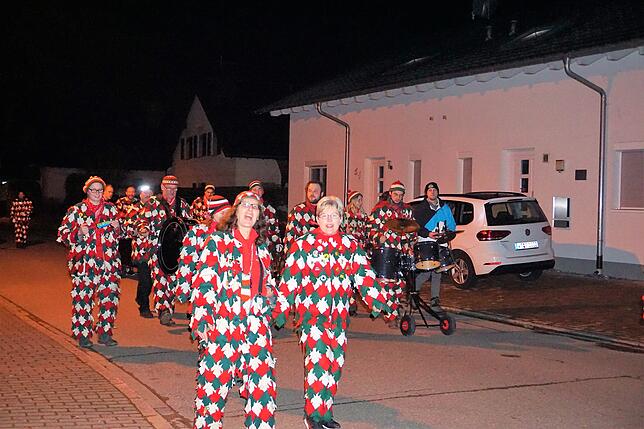 Sie läuten Fasnacht ein: Noch bevor der Wecker klingeln konnte, übernahmen die Narrenvereine in den Ortschaften der Gemeinde das Wecken ...