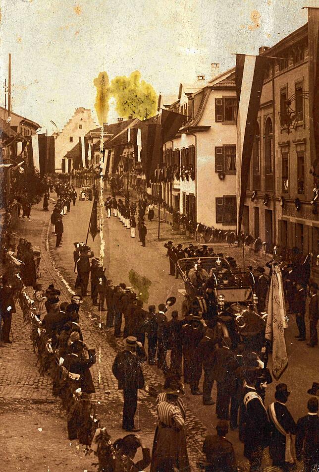 Der badische Großherzog 1909 in der festlich geschmückten Talstraße (wurde erst später in Hauptstraße umbenannt): Die Honoratioren und ...