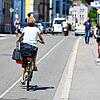Die Markierungslinien für den Radschutzstreifen an der Bismarkstraße sind schon vorhanden. Die meisten Radfahrer nutzen den Bereich ...