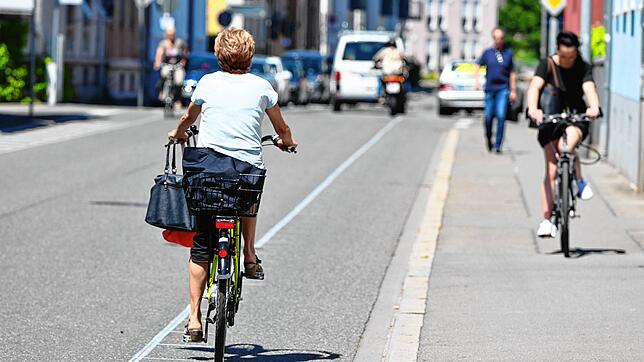 Die Markierungslinien für den Radschutzstreifen an der Bismarkstraße sind schon vorhanden. Die meisten Radfahrer nutzen den Bereich ...
