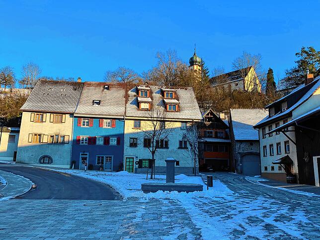 Die ältesten Häuser von Degernau, im Vordergrund der Dorfbrunnen, der im Zuge der Ortskernsanierung einen neuen Standort erhielt. Im ...