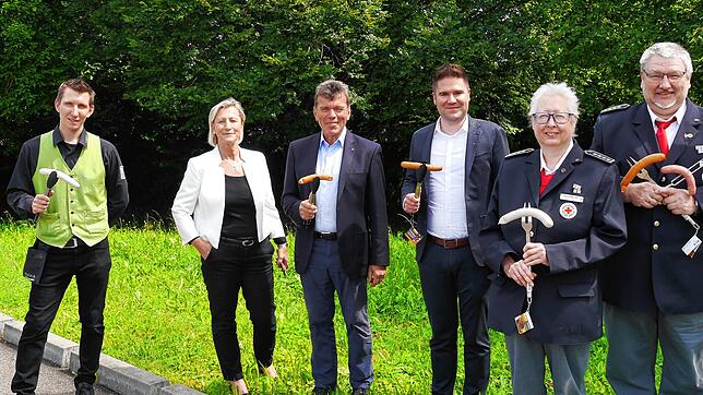 Marktleiter Fabian Hennings, Sabine Seibl, Geschäftsführerin der Baur-Frischemärkte, Artur Ostermaier vom Team der Spendeninitiative, ...