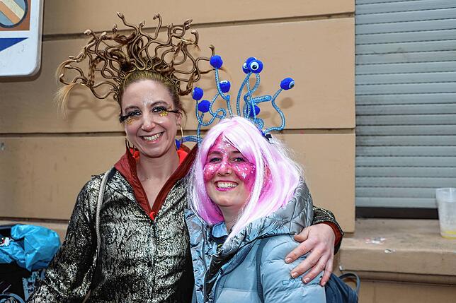 Bild 22: Buntes Treiben in den Gassen &ndash; Narren erobern bei der Straßenfastnacht die Stadt