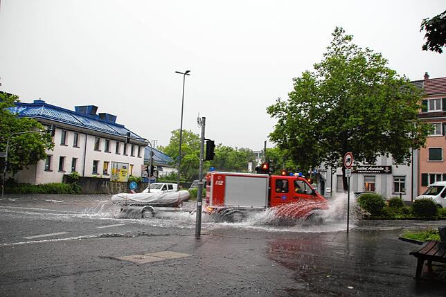 Bild 8: Heftiges Unwetter im Hegau: Auch Autos schwimmen davon!