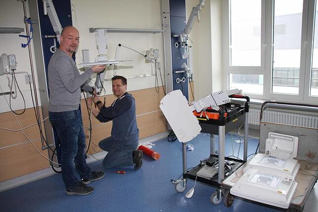 Kaum ist der Patient weg, beginnen im Altbau die Abbauarbeiten für die nicht verschiebbaren Elemente in den Zimmern der Intensivstation. ...