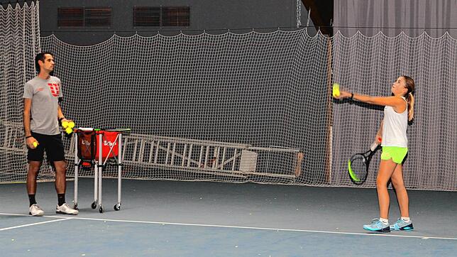 Das ist erlaubt: Nur noch zwei Personen dürfen sich auf einem Platz in den Tennishallen von Tiengen und Lauchringen zum Training ...