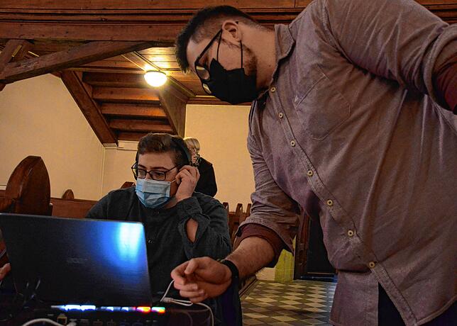 Paul Gene und Christian Fandel arbeiten an der Technik für den Video-Gottesdienst in der evangelischen Kirche.