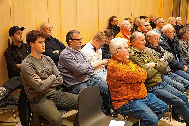 Viele Spieler der SG Tengen-Watterdingen zu Gast im Tengener Gemeinderat. In der Sitzung ging es um das Stadion. Dies führt zu einem ...