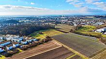 Wo ist (der richtige) Platz in Friedrichshafen für Wohnungsbau, Gewerbeentwicklung oder Solarparks? Blick auf die Stadt am Bodensee aus ...