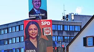 Die Parteien werben auf Plakaten in der St. Georgener Stadtmitte um die Wählergunst am 23. Februar.  Bild: Roland Sprich