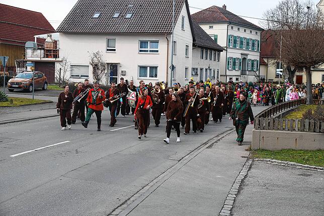 Gekleidet in Elchkostümen begleiteten die Musiker des Denkinger Musikvereins den närrischen Zug, mit dem Narrenbaum im Schlepptau, zur ...