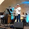Frecher Dixie-Sound: &bdquo;Norbert Blank & Friends&ldquo; machen am Freitagabend im Tiengener Schlosshof gute Laune, von links Sepp ...