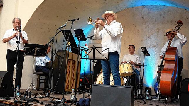 Frecher Dixie-Sound: &bdquo;Norbert Blank & Friends&ldquo; machen am Freitagabend im Tiengener Schlosshof gute Laune, von links Sepp ...