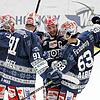 Travis Turnbull (2. von rechts) wird von seinen Schwenninger Teamkollegen gefeiert. Der Wild Wings-Kapitän hatte wenige Sekunden zuvor ...