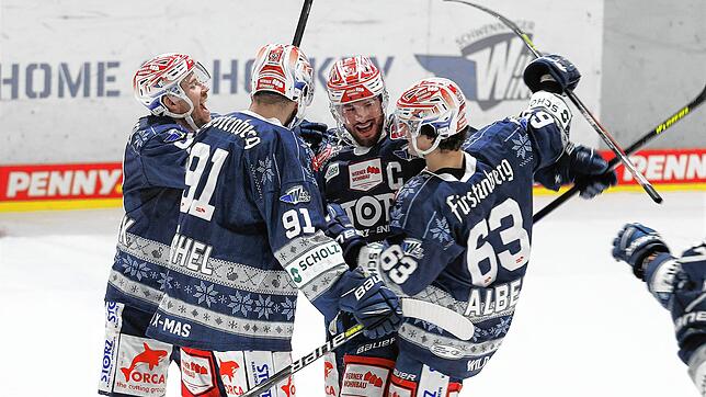 Travis Turnbull (2. von rechts) wird von seinen Schwenninger Teamkollegen gefeiert. Der Wild Wings-Kapitän hatte wenige Sekunden zuvor ...