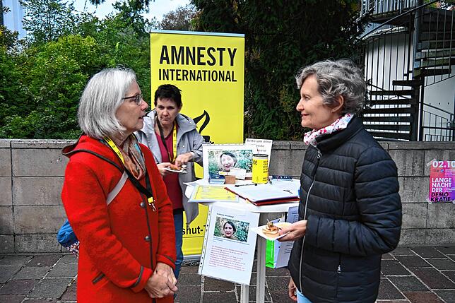 Auch Amnesty International informierte auf der Seltenbachbrücke über seine Arbeit, rechts Stadträtin Petra Thyen.