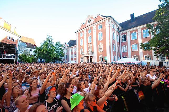 Bild 9: Open Air in Meersburg: Samu Haber verzaubert Fans