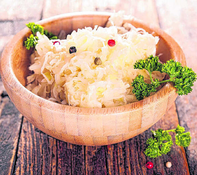 Sauerkraut passt als Beilage nicht nur zu Fleisch – und lässt sich leicht herstellen.
