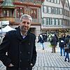 Oberbürgermeister Boris Palmer vor dem Rathaus und der Teststation am Tübinger Marktplatz. Bilder: Wohlfrom