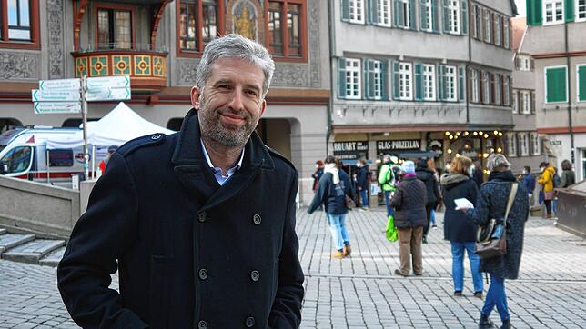Oberbürgermeister Boris Palmer vor dem Rathaus und der Teststation am Tübinger Marktplatz. Bilder: Wohlfrom