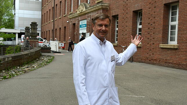 Frank Hinder, Ärztlicher Direktor des Hegau-Bodensee-Klinikums (HBK), vor der historischen Backsteinfassade des Singener Klinikgebäudes.