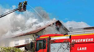 Einsatzkräfte der Feuerwehr beim Brandort in Lahr.