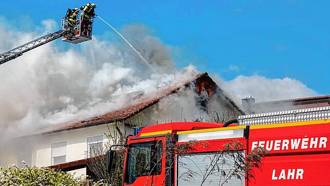 Einsatzkräfte der Feuerwehr beim Brandort in Lahr.