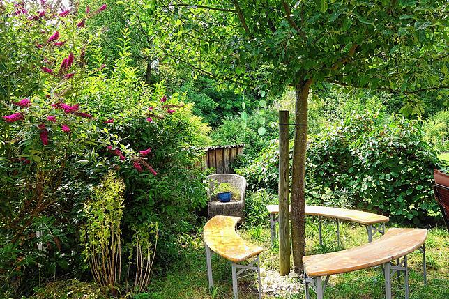 Der Apfelbaum im Garten der Familie Böhm bietet Schatten, der Sommerflieder duftet intensiv. Besonders Sitzplätze haben alle Gärten zu ...