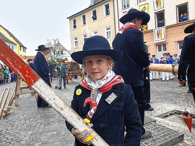 Bild 3: Viererbund-Treffen: Überlinger Zimmermannsgilde stellt erfolgreich den Narrenbaum