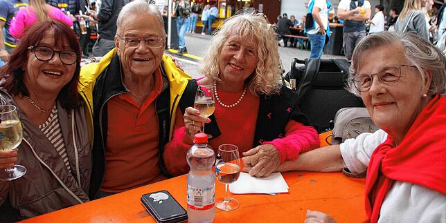 Sie lieben die Geselligkeit auf dem Konstanzer Weinfest (von links): Christel und Helmut Schwarz, Gisela Gmeiner und Priska Waibel.