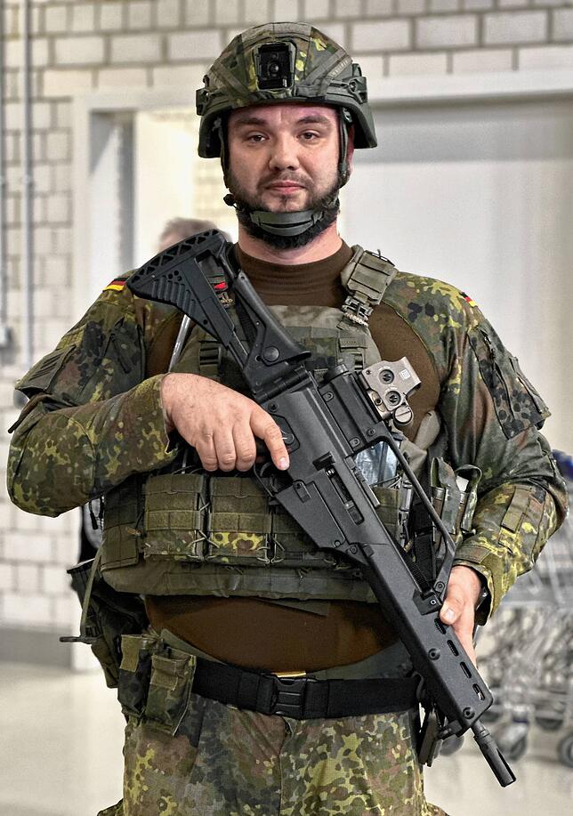 Ein Soldat mit der neuen Standardausrüstung der Bundeswehr. Die Kaserne in Pfullendorf gehörte 2022 zu den ersten Einheiten, die mit dem ...