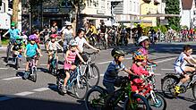 Zahlreiche fahrradfahrende Eltern und Kinder haben am Samstag in der Innenstadt von Friedrichshafen für kinderfreundliche Mobilität ...