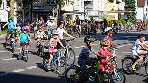 Zahlreiche fahrradfahrende Eltern und Kinder haben am Samstag in der Innenstadt von Friedrichshafen für kinderfreundliche Mobilität ...