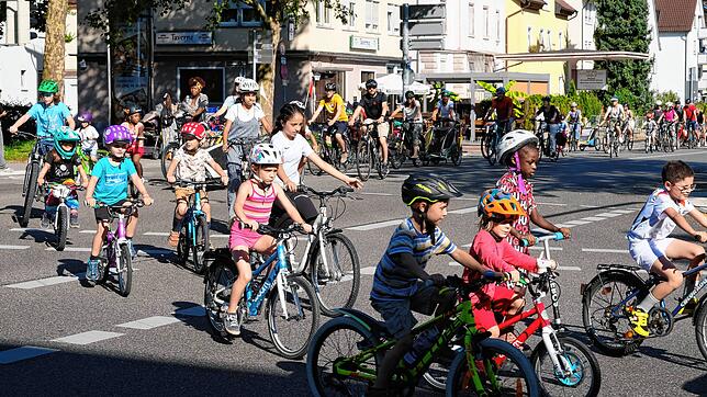 Zahlreiche fahrradfahrende Eltern und Kinder haben am Samstag in der Innenstadt von Friedrichshafen für kinderfreundliche Mobilität ...