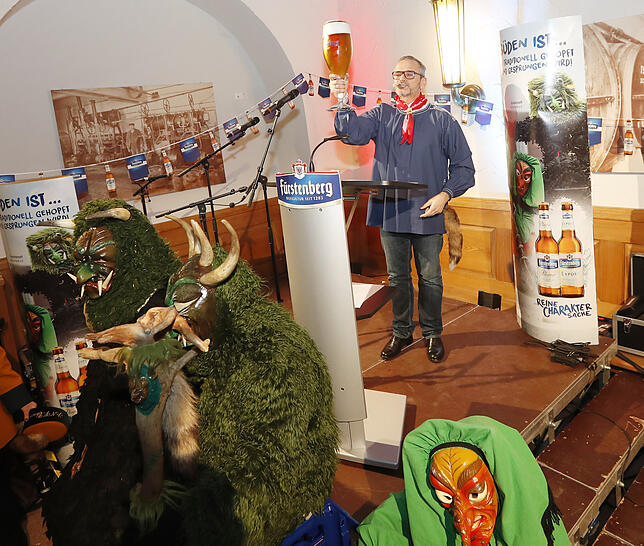 Bild 11: Fürstenberg Brauerei: Hunderte Narren feiern mit dem neuen Fasnetbier