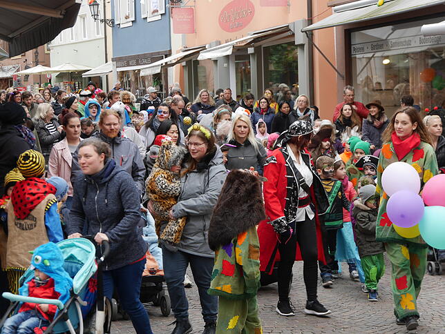 Zahlreich: Eine große Menschenmengezog beim Kinderumzug durch die Altstadt Bad Säckingens. Rechts im Bild mit Ballons: Maisenhardt ...