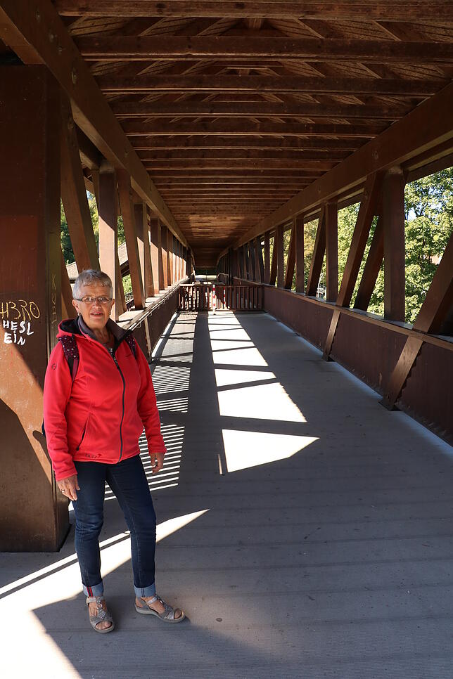 Anita Görnert nutzt den Siedlersteg, um die Brigach zu überqueren. Die Brücke wird sechs Wochen lang instandgesetzt, der ...